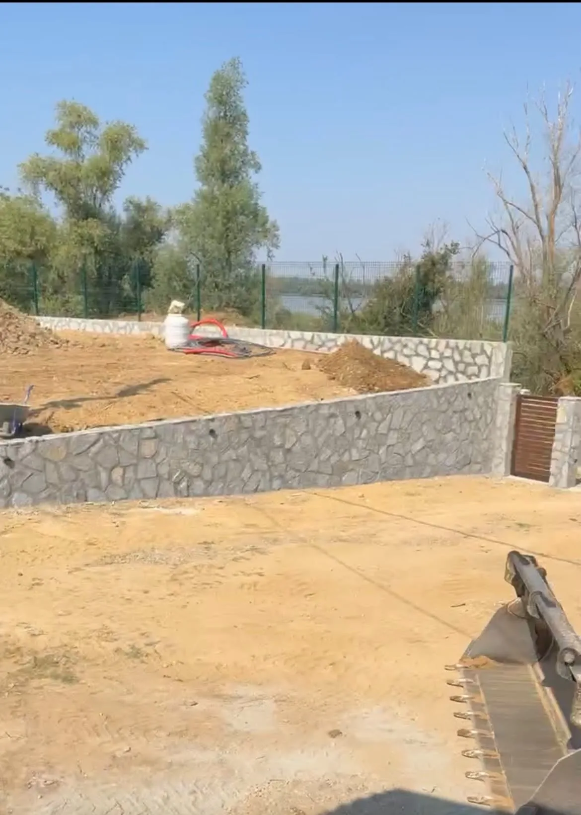 Završen kameni zid u dvorištu Novi Sad